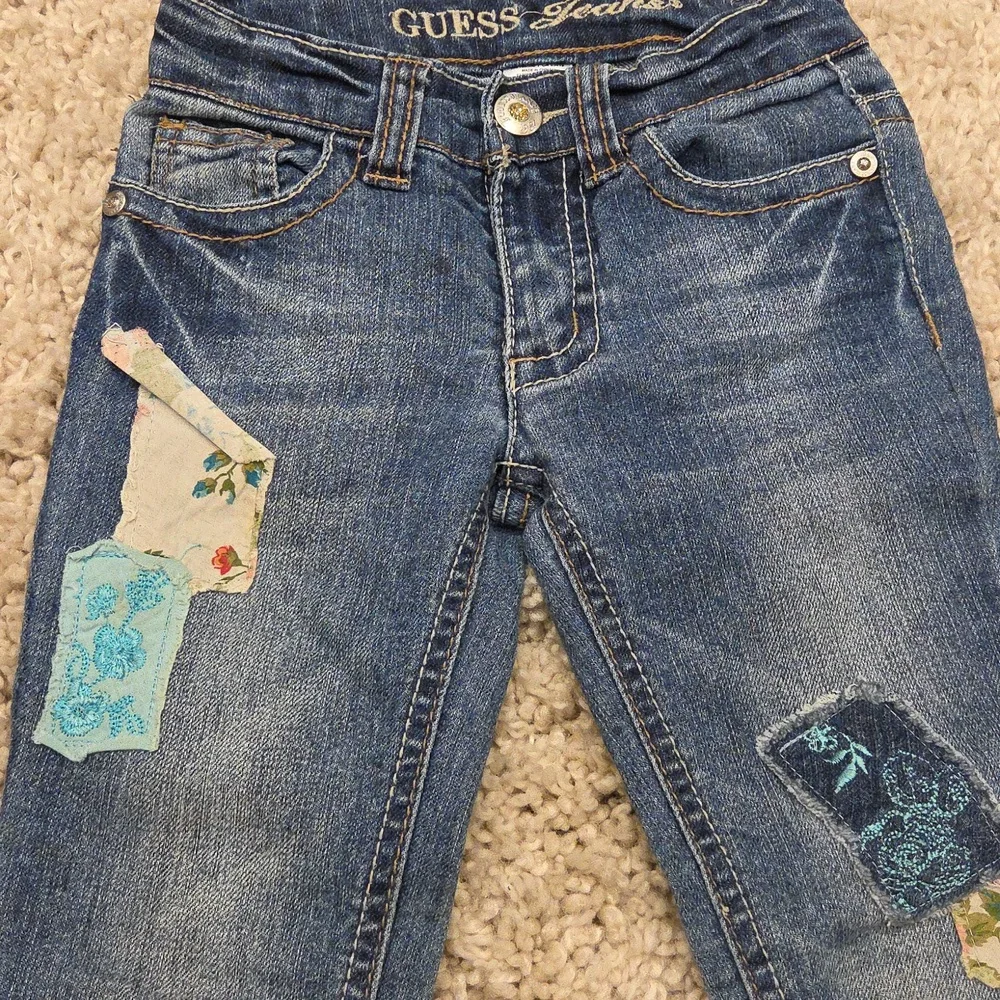 Guess Jeans Size 4 - Picture 2 of 5